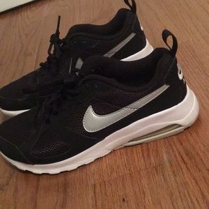 NIKE AIR MAX